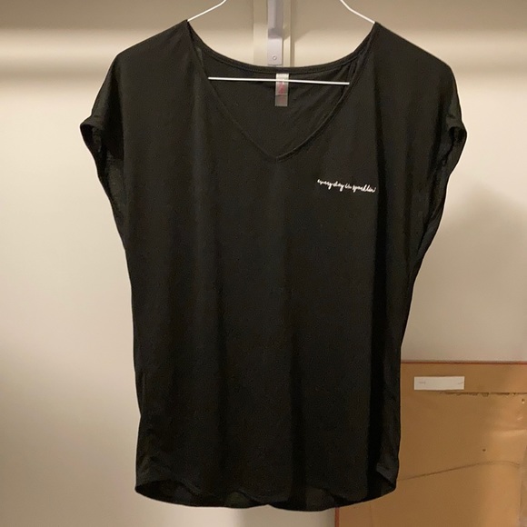 District made drapey short sleeve tee.  Black. - Picture 6 of 7